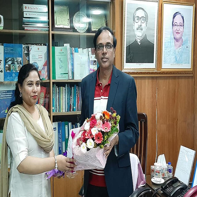প্রবাসী কল্যাণ ও বৈদেশিক কর্মসংস্থান মন্ত্রণালয়ের নতুন সচিব মো. সেলিম রেজা স্যারকে তার কার্যালয়ে ফুল দিয়ে অভিনন্দন